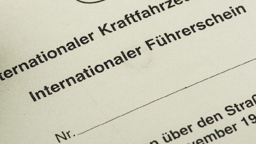Foto eines internationalen Führerscheins.