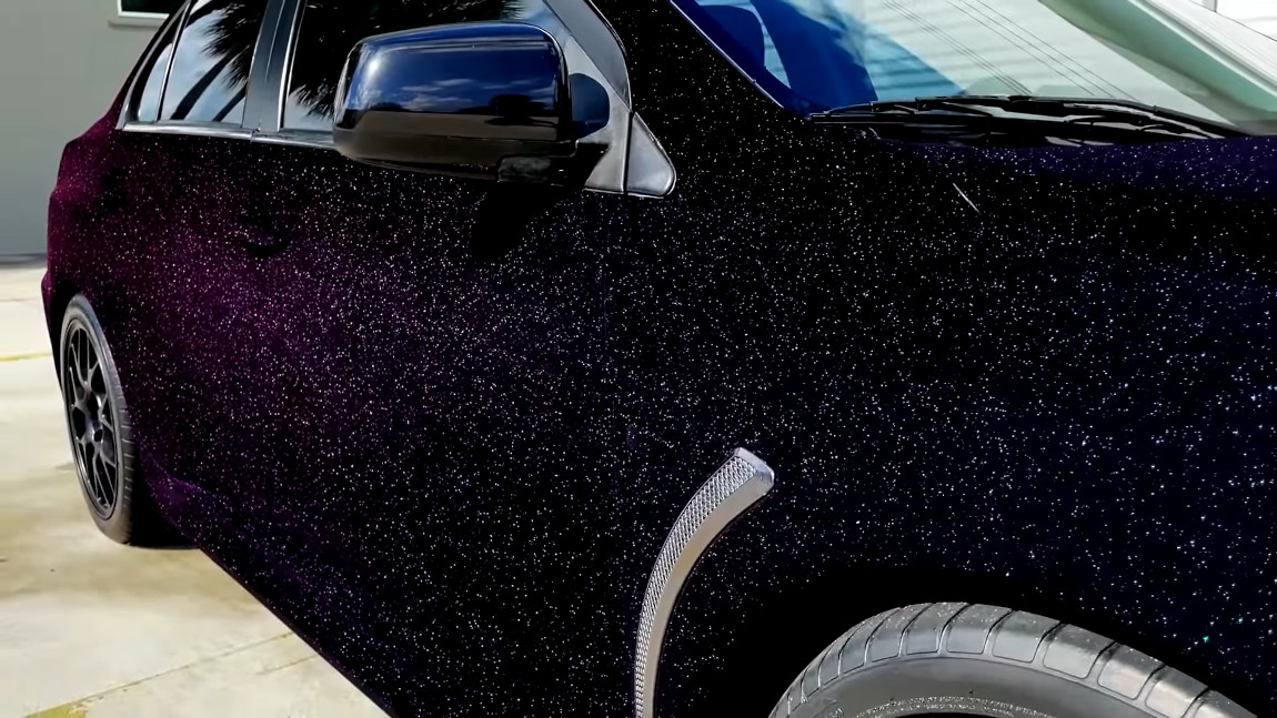 Es sieht unecht aus“: Dieser Mitsubishi trägt die „schwärzeste Farbe der  Welt“ [+ Glitzer]