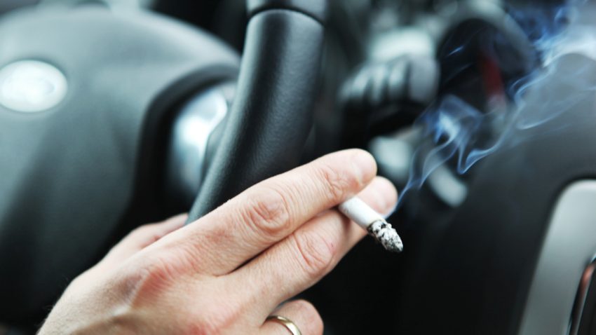 Rauchgeruch im Auto: Diese Profi- und Hausmittel helfen