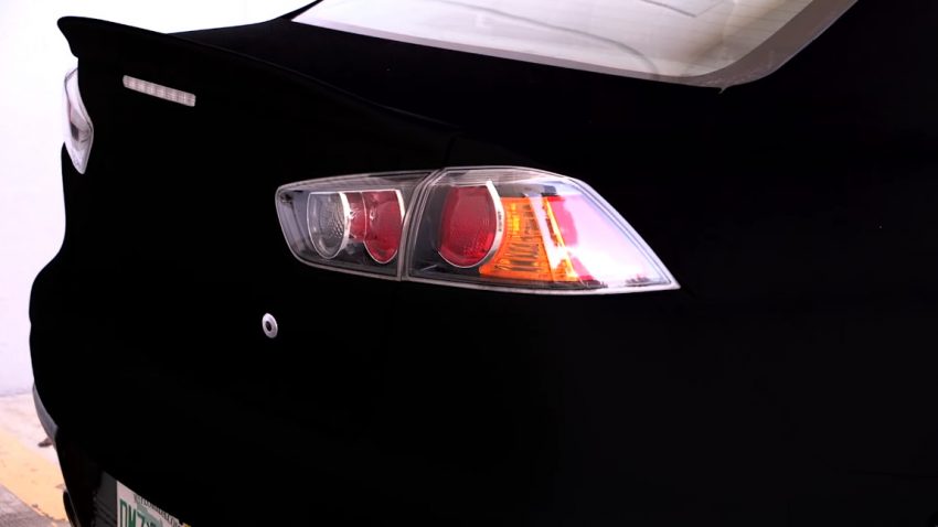 „Es sieht unecht aus“: Dieser Mitsubishi trägt die „schwärzeste Farbe der Welt“ [+ Glitzer]