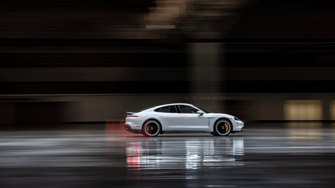 Porsche Taycan Turbo S holt neuen Indoor-Geschwindigkeitsrekord