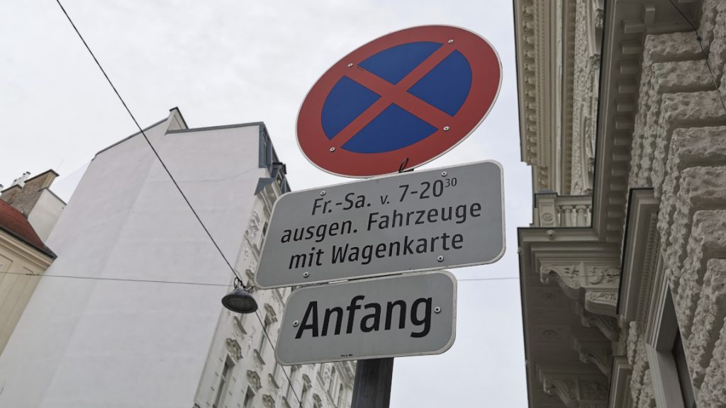 Das Verkehrsschild Halten und Parken verboten mit zwei Zusatztafeln.