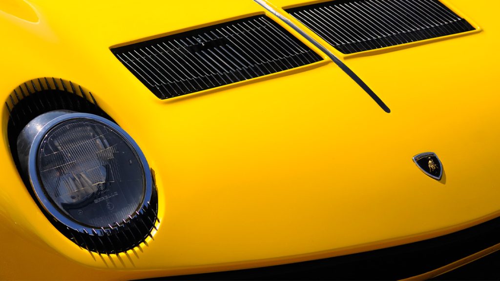 Auch aus dem Augenwinkel unverkennbar: Das Lamborghini-Logo, hier auf einem Miura S.