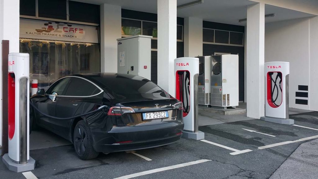 Wer einen Tesla gebraucht kauft, hat vielleicht noch die kostenlose Supercharger-Nutzung mit dabei.