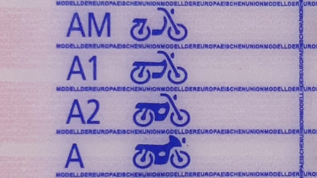 Ein Führerschein mit den Klassen A1-Führerschein, A2-Führerschein, A-Führerschein und AM-Führerschein.