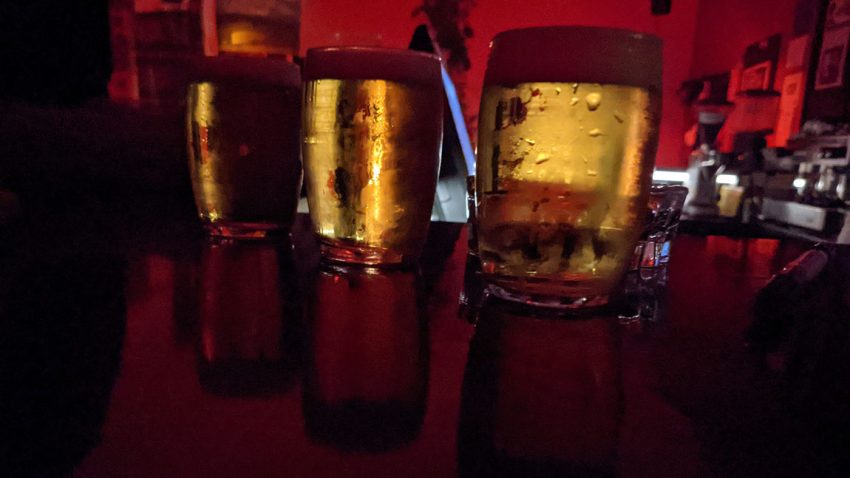 Mehrere Gläser Bier auf einem Tisch.