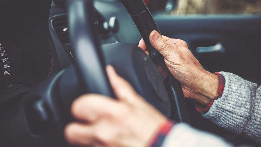 Autofahren im Alter: Verpflichtende Fahrtauglichkeits-Checks?