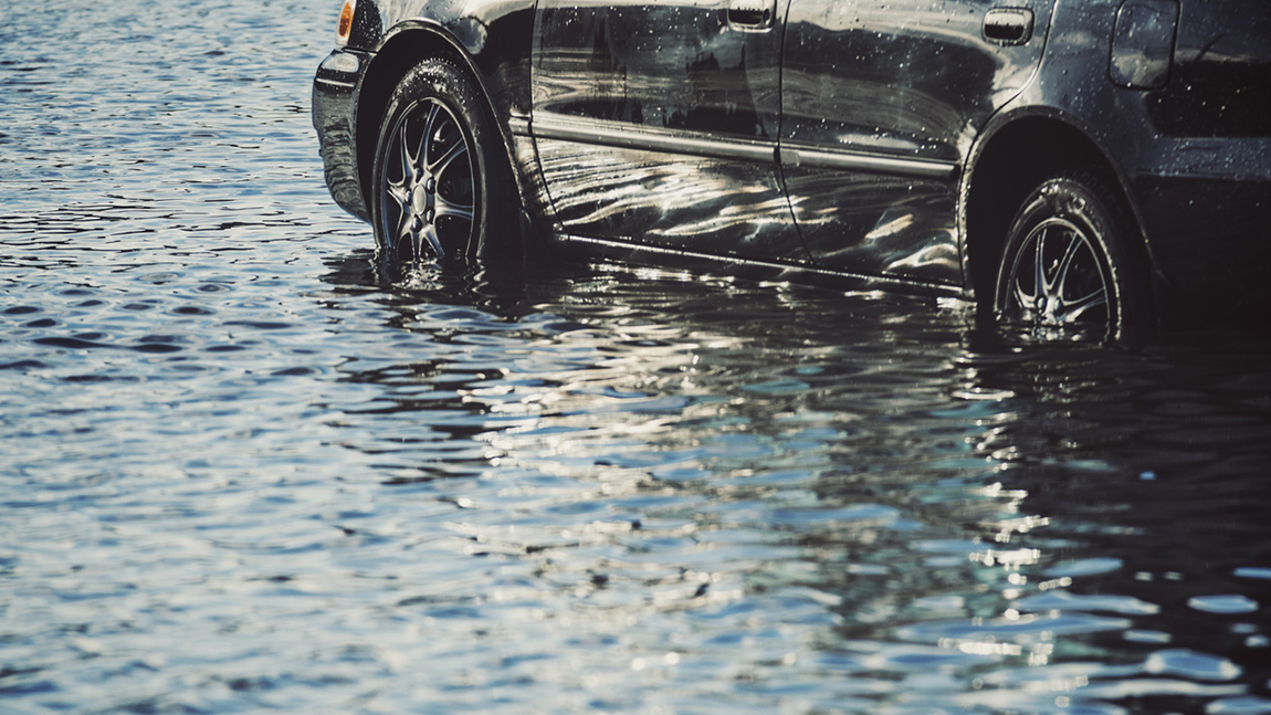 Wasserschäden am Auto: Zahlt die Versicherung?