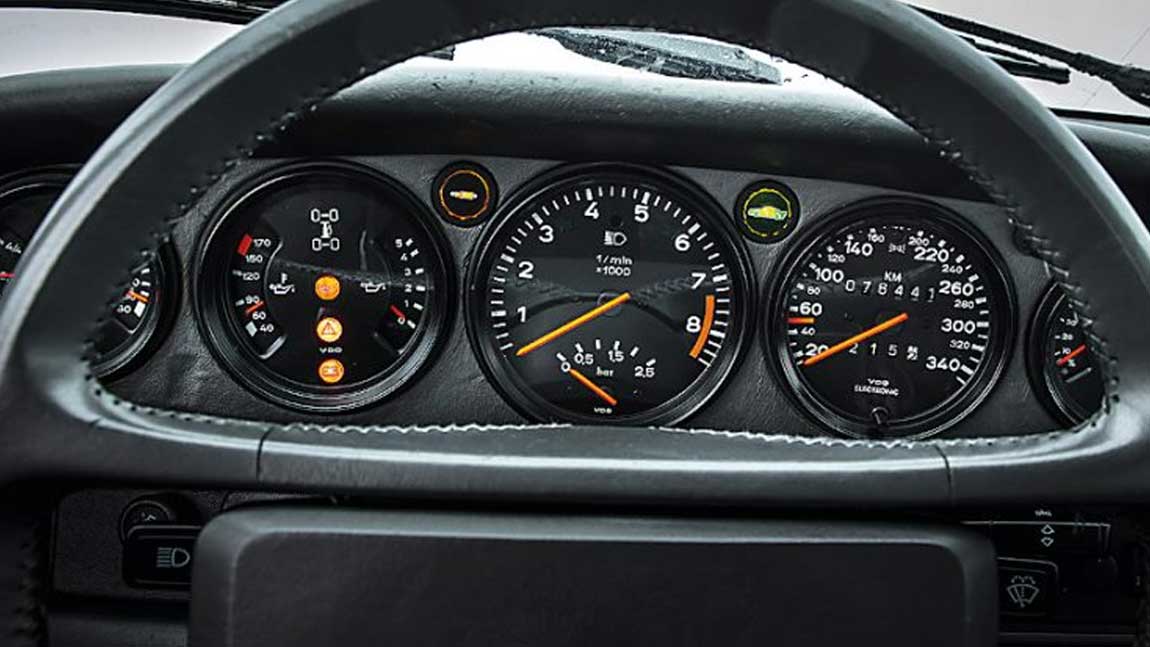 Die Armaturen mit dem Tachometer und dem Kilometerstand eines Porsche 959.