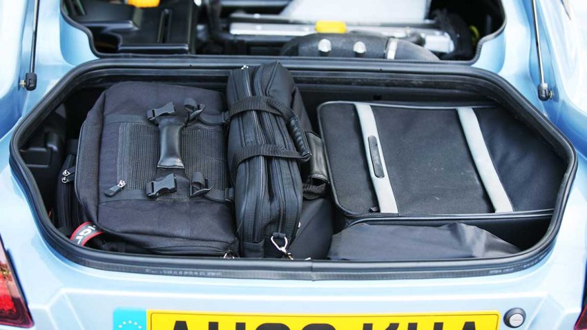 Kofferraum eines Autos, beladen mit Taschen und Koffern.