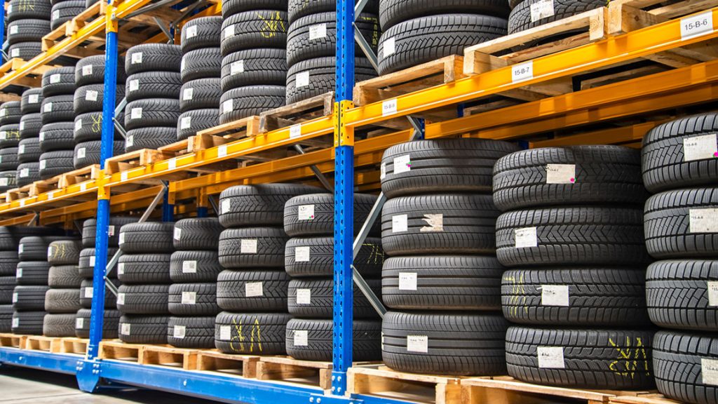 Werkstätten lagern die Reifen der Kunden bis zum nächsten Umstecken entgeltlich ein.