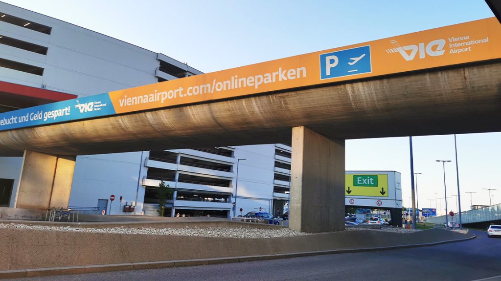 Wer am Flughafen Wien parken möchte, hat zahlreiche verschiedene Möglichkeiten.