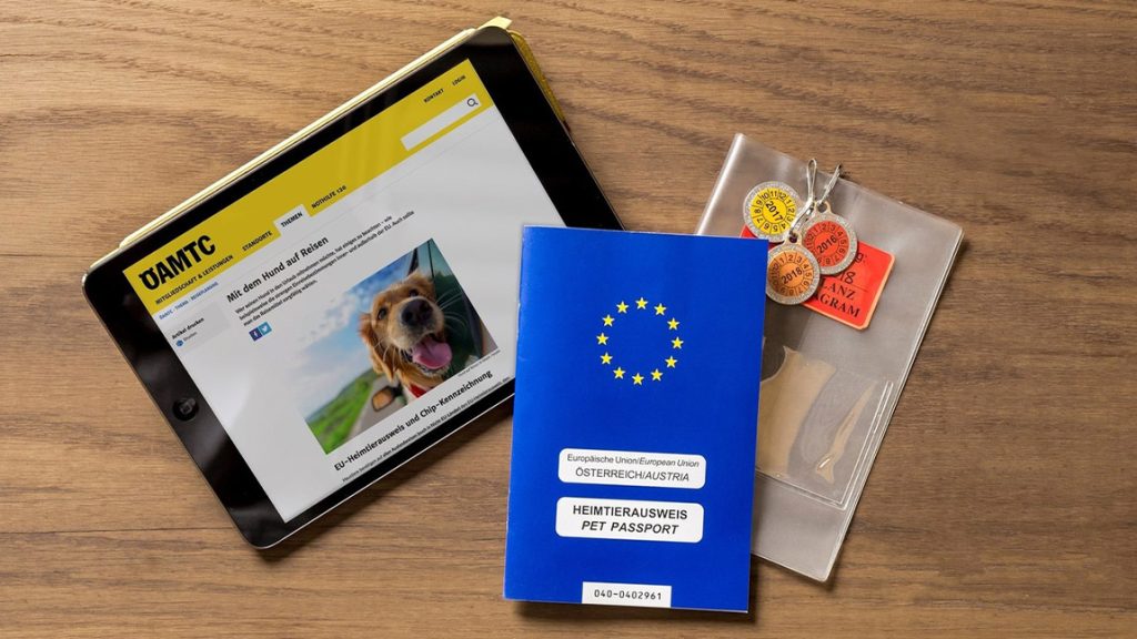 Der EU-Heimtierausweis gehört zu den Basics, die beim Urlaub mit Hund unbedingt eingepackt werden müssen.