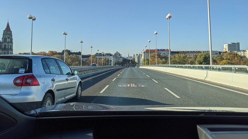 Auto fährt über eine Brücke in Wien.