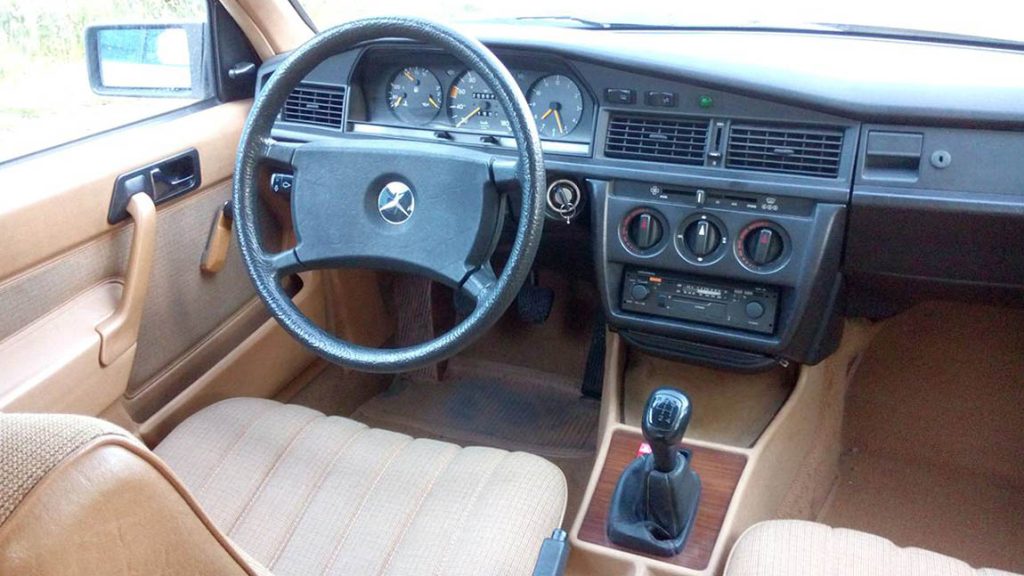 Das Cockpit des Mercedes W201 190D.