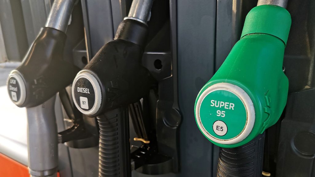 Der Benzinpreis ist Ende 2022 deutlich zurückgegangen, seit Jahresbeginn 2023 steigt er aber wieder an.