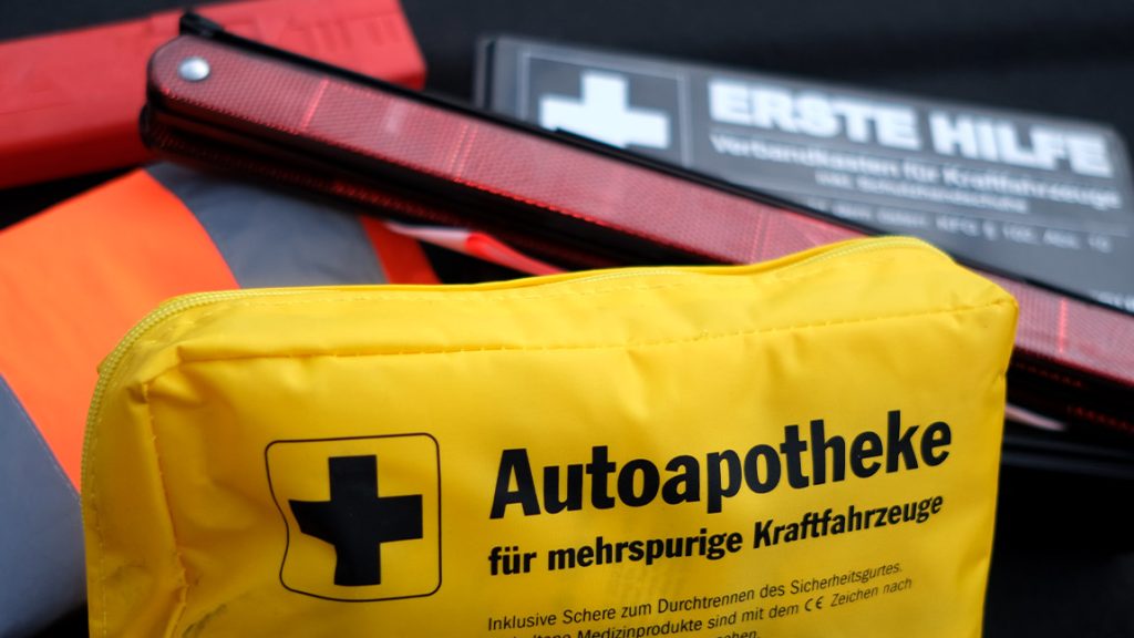 Mitführpflichten in Österreich umfassen unter anderem eine Autoapotheke, ein Pannendreieck und eine Warnweste.