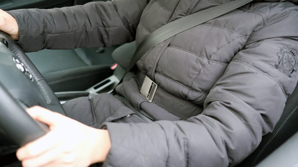 Dicke Winterkleidung kann die Beweglichkeit beim Autofahren einschränken.