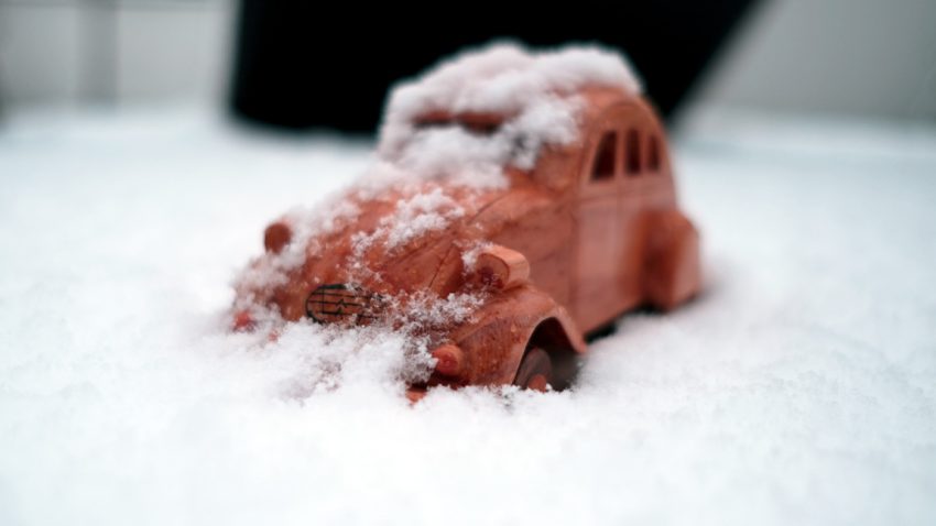 Was tun, wenn das Auto im Schnee feststeckt?