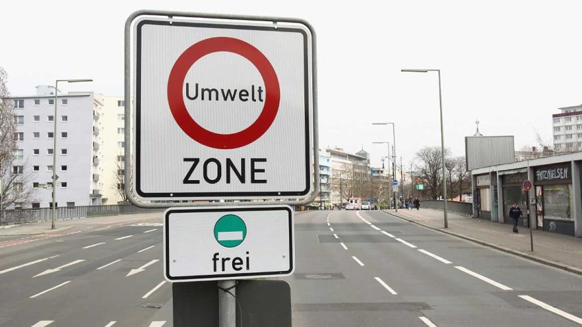 Um in die Umweltzone einzufahren benötigen Fahrzeuge eine Umweltplakette in Deutschland.