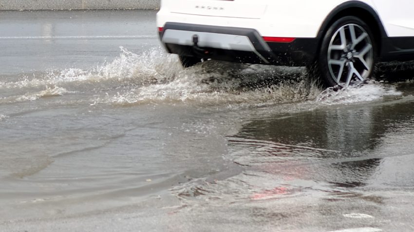 Wasserschaden am Auto: Zahlt die Versicherung?