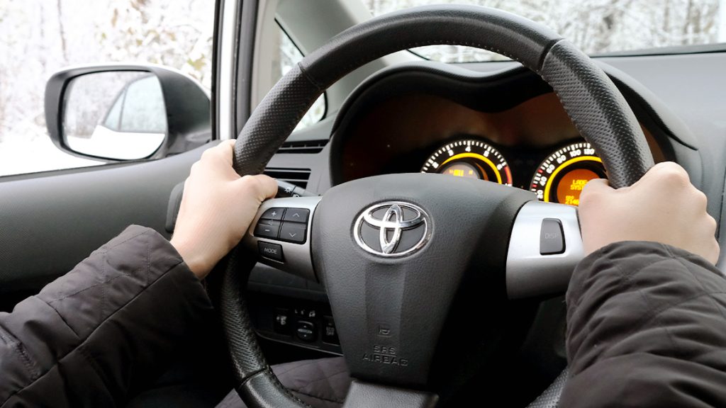Das Fahrsicherheitstraining findet auf einem speziellen Übungsareal statt und kann mit dem eigenen Fahrzeug absolviert werden. 