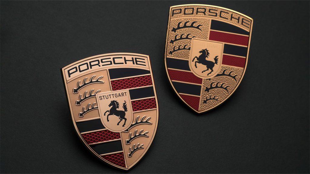 Das neue (links) und das alte Porsche-Logo im direkten Vergleich.