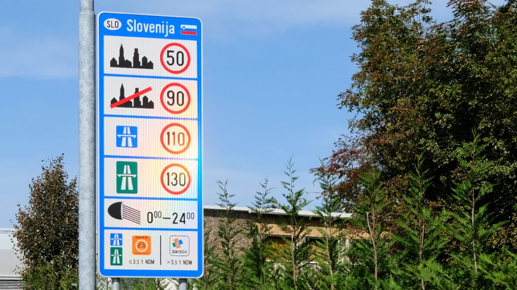 Die wichtigsten Bestimmungen rund ums Autofahren in Slowenien auf einen Blick.