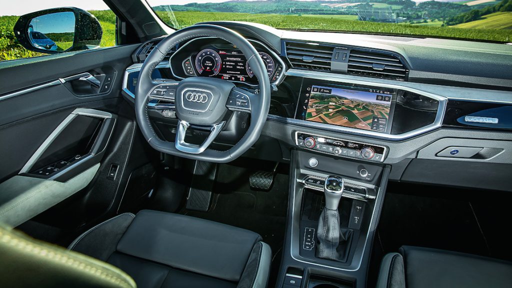 Das Cockpit des Audi Q3.