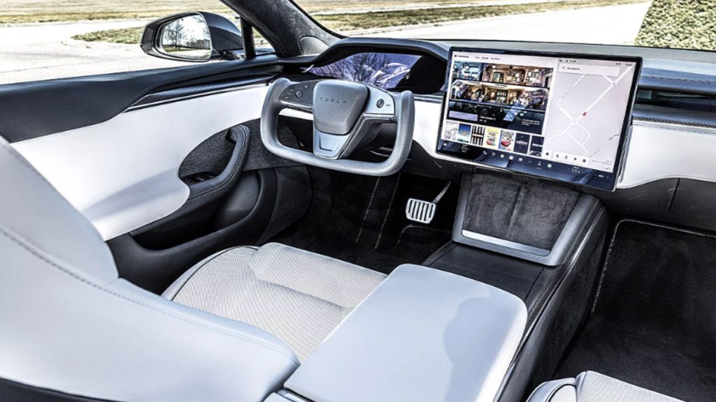 Das Cockpit des Tesla Model S Plaid mit Yoke-Lenkrad.