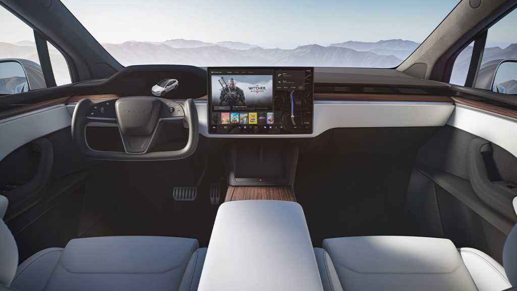Das Cockpit des Tesla Model X mit Yoke-Lenkrad.