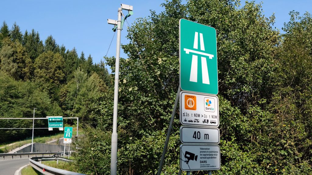 In Slowenien besteht auf Autobahnen und Schnellstraßen Vignettenpflicht.