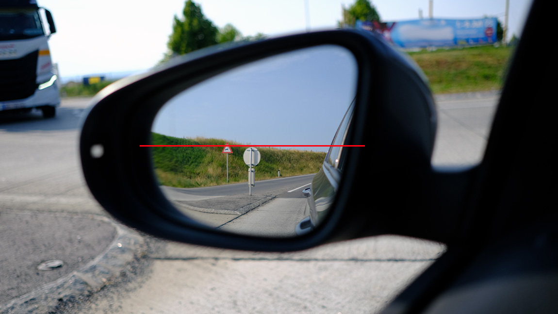 Außenspiegel richtig einstellen: Die Horizontlinie sollte den Spiegel in der Mitte teilen, in der rechten unteren Hälfte des linken Außenspiegels sollte noch ein kleines Stück des Autos zu sehen sein.