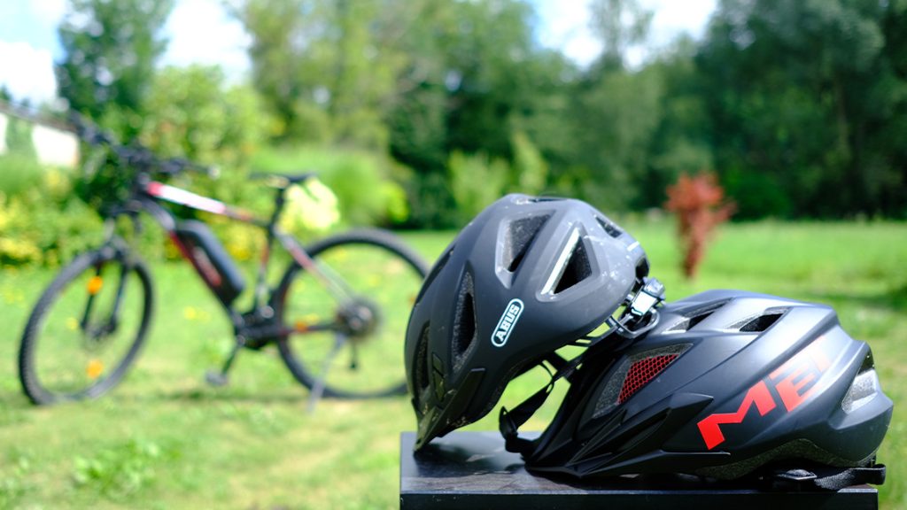Beim Radfahren gehört ein guter Helm zur Grundausstattung, Helmpflicht besteht für Erwachsene allerdings keine.