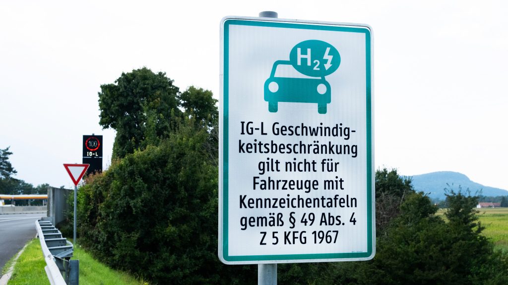 Solche Hinweistafeln kennzeichnen die IG-L-Ausnahmeregelung für Elektroautos.