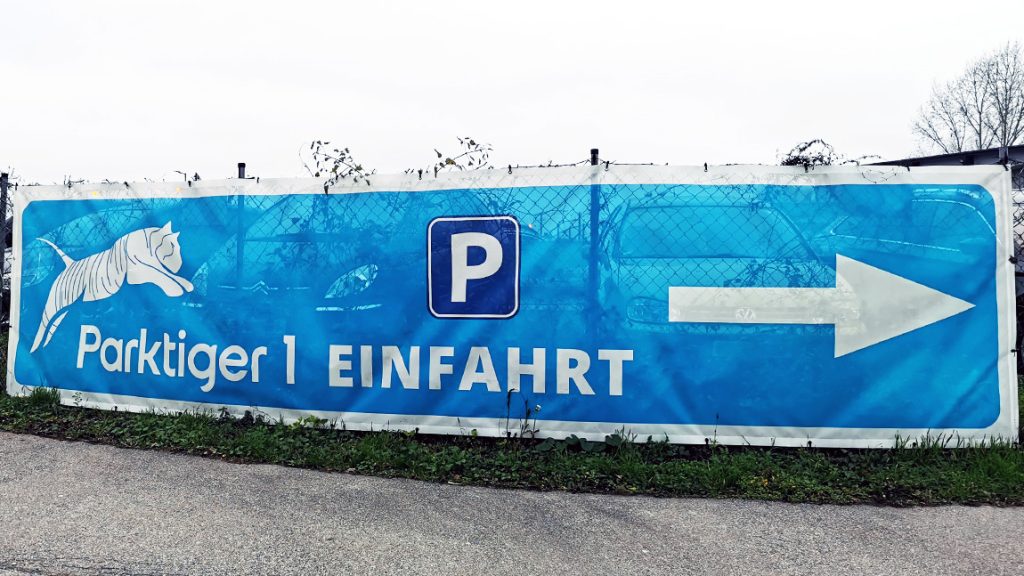 Die Einfahrt zum Parktiger Parkplatz 1 in der Nähe des Flughafens Wien.