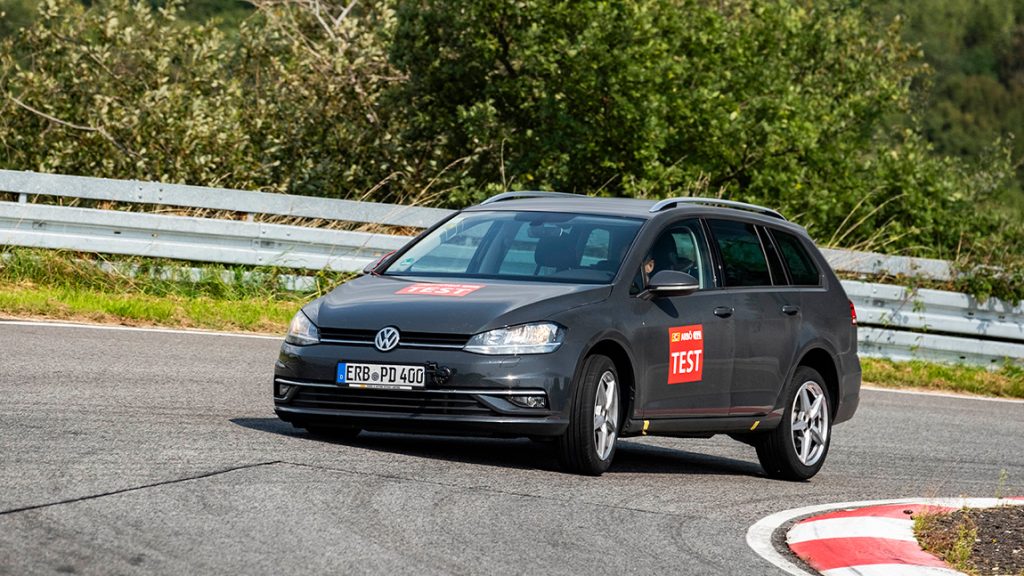 Der ARBÖ Sommerreifen-Test wurde mit einem Opel Astra Sportstourer und einem VW Golf VII Variant durchgeführt.