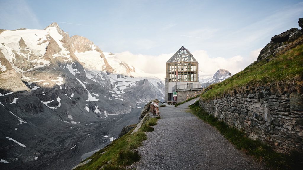 Die Wilhelm-Swarovski-Beobachtungswarte zählt zu den Sehenswürdigkeiten entlang der Großglockner-Hochalpenstraße.