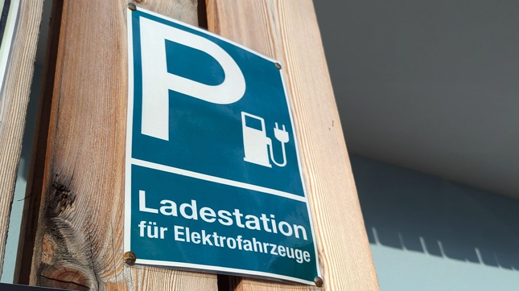 Ladestation für Elektrofahrzeuge auf einem Hotelparkplatz