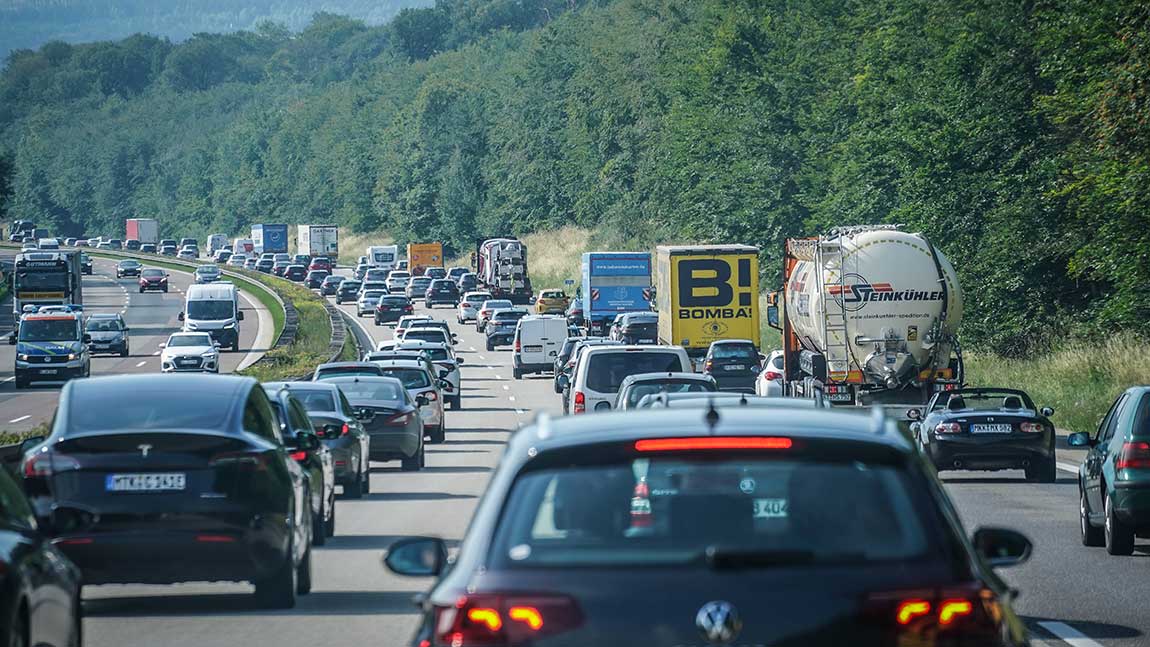 Ein langer Verkehrsstau auf einer Autobahn.